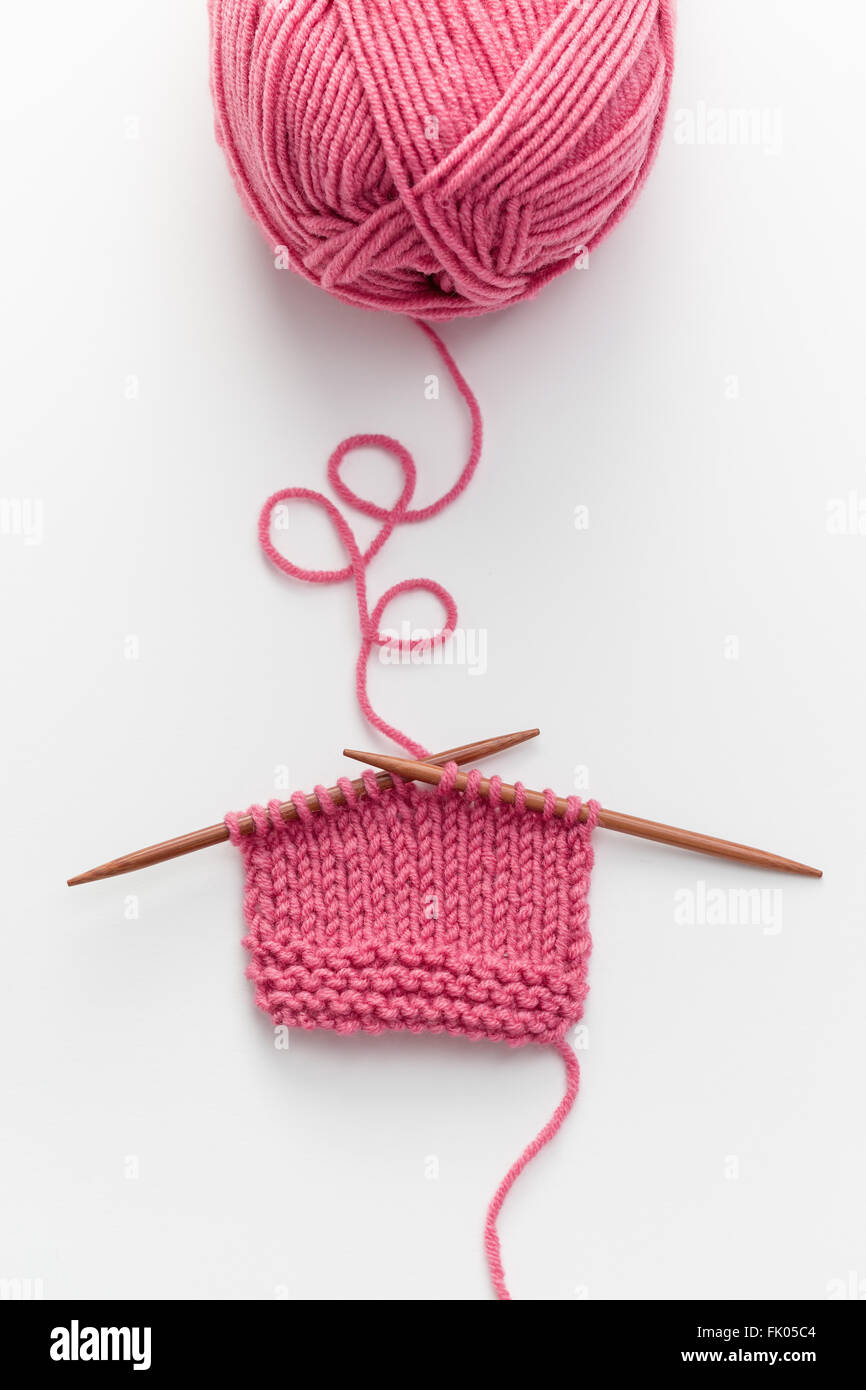Maglia incompleta progetto con aghi in legno Foto Stock