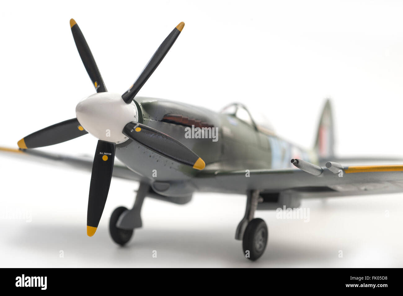 Il Supermarine Spitfire Mk24, WW11, RAF marcature. 1:32 fine modello in scala su bianco di sfondo per studio. Foto Stock