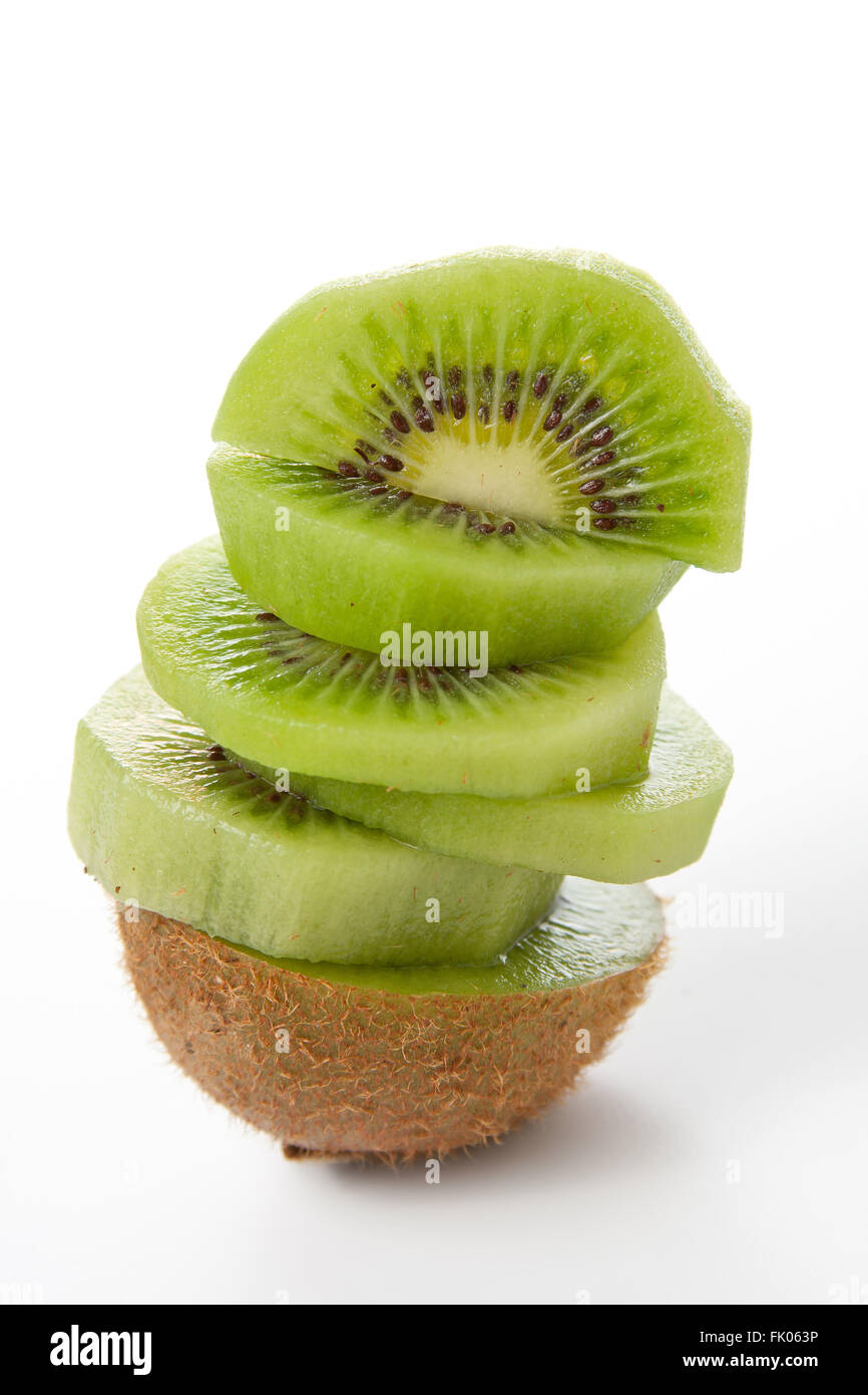 Pezzi fresche kiwi isolati su sfondo bianco Foto Stock