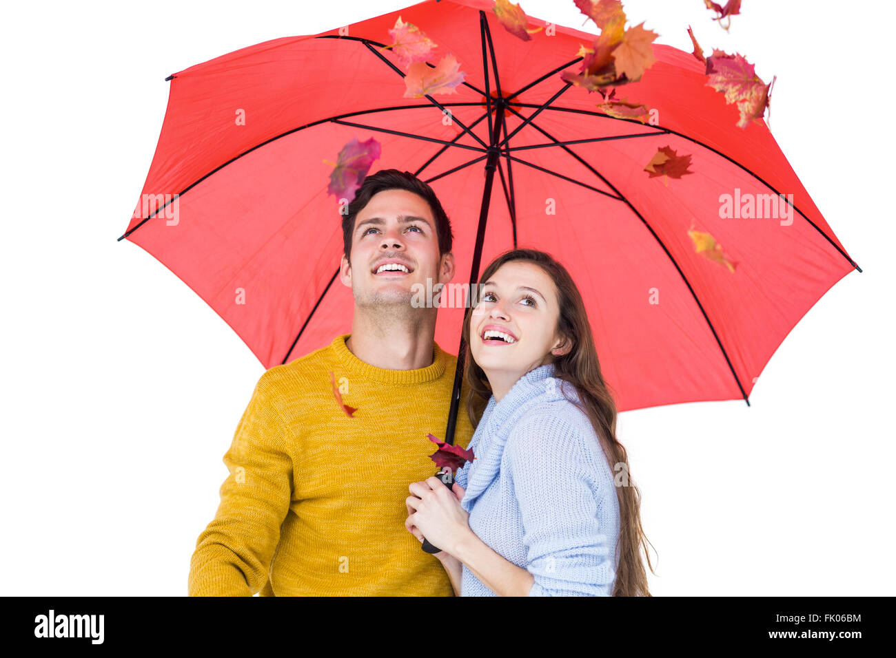 Coppia felice sotto un ombrello di foglie di lancio Foto Stock