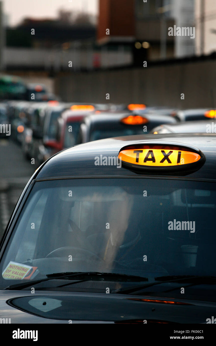 Nero tassista. Londra dei taxi alla stazione ferroviaria di Paddington. Foto Stock