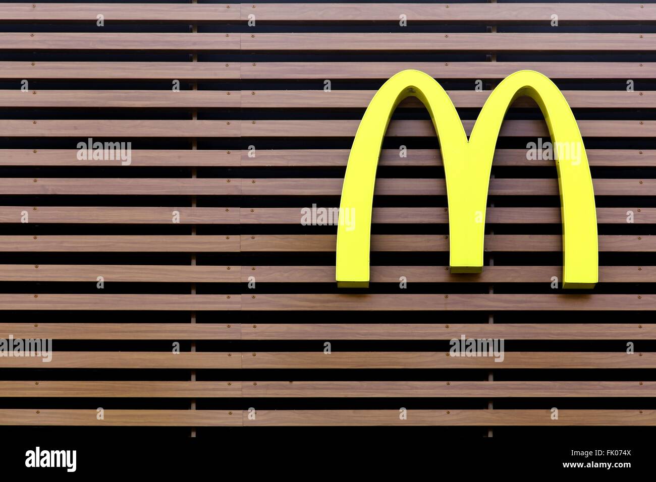 McDonald's logo su una parete Foto Stock