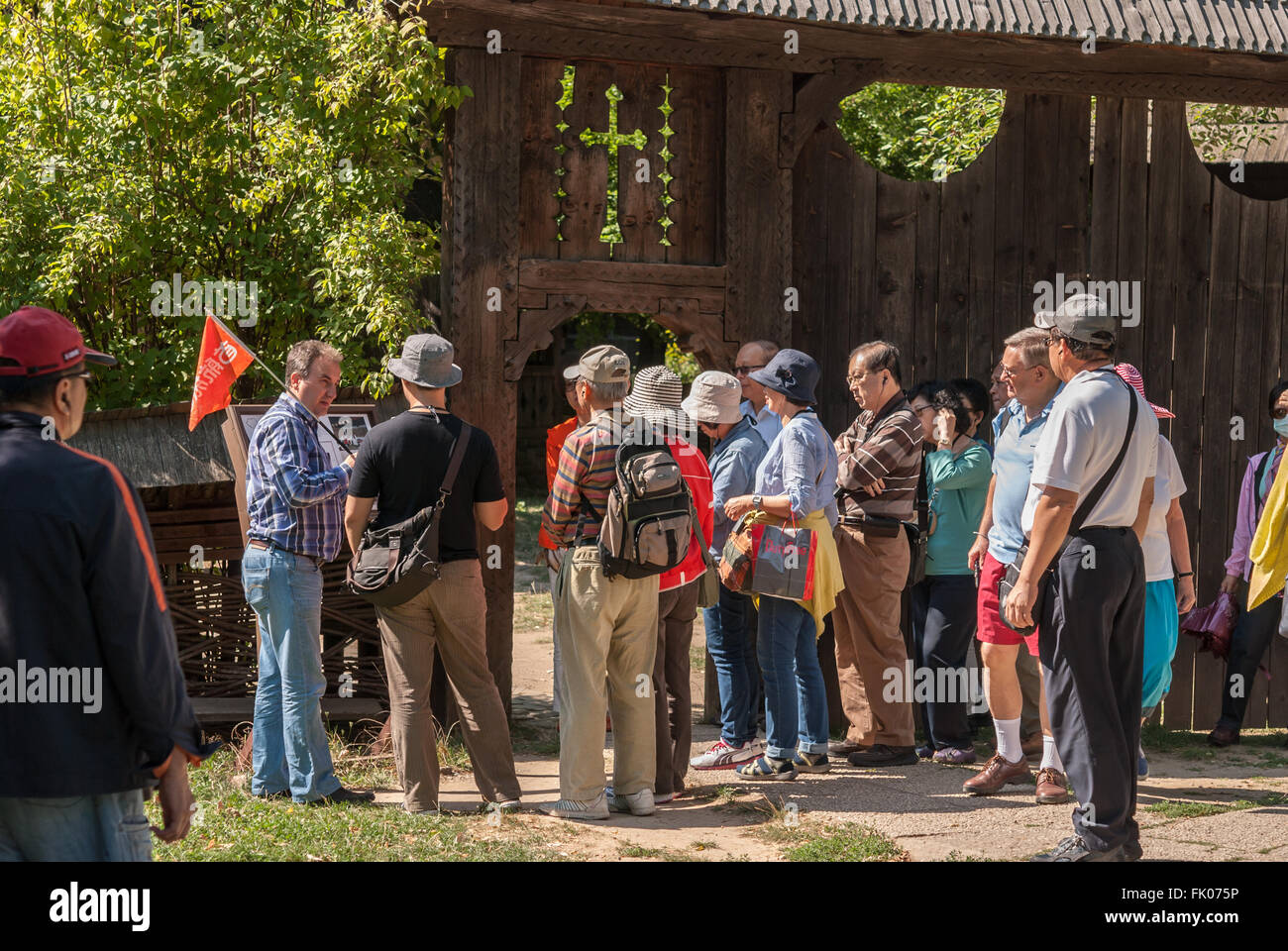 Gruppo di turista straniero ascolta una guida nel Dimitrie gusti nazionali museo del villaggio. Bucarest. Romania - Settembre 2015. Foto Stock