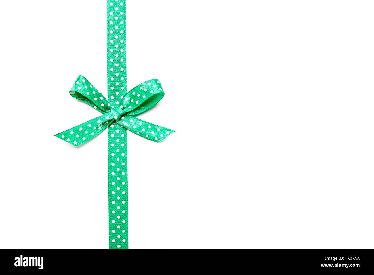 Nastro verde con punti isolati su sfondo bianco, spazio di copia Foto Stock