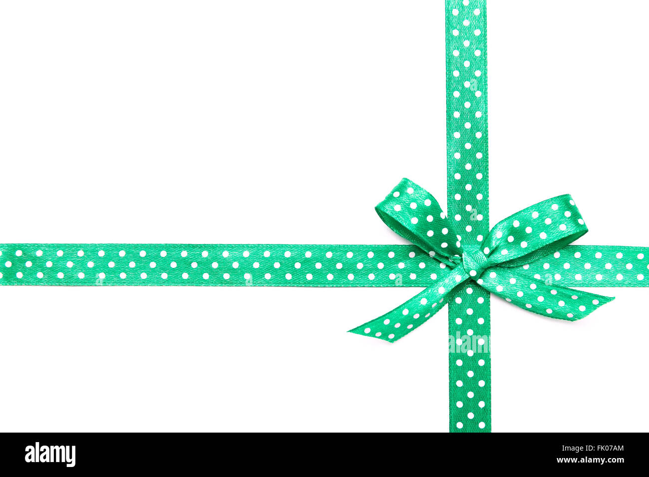 Nastro verde con punti isolati su sfondo bianco, spazio di copia Foto Stock