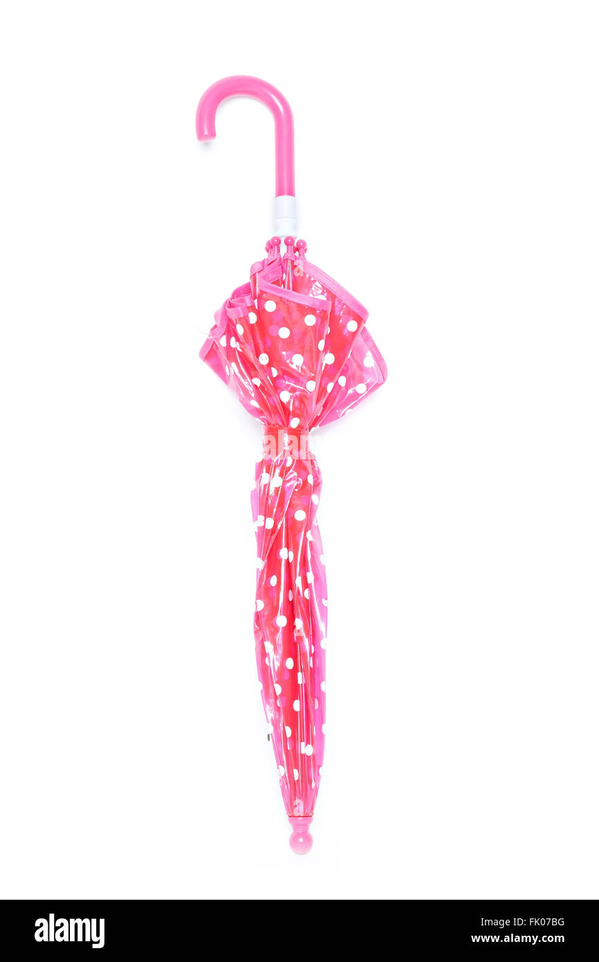 Ombrello rosa con puntini bianchi isolati su sfondo bianco Foto Stock