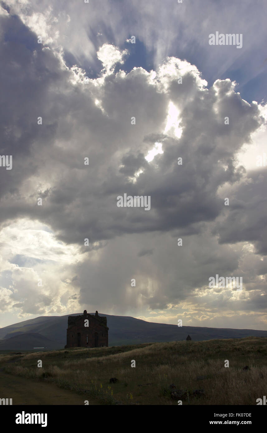 Drammatico il cielo sopra la cattedrale di Ani, Anatolia Orientale, Turchia Foto Stock