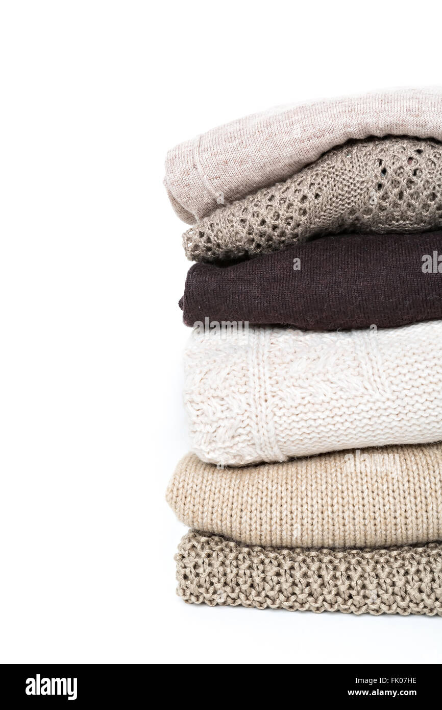 Pila di marrone a maglia di lana maglioni isolati su sfondo bianco Foto Stock