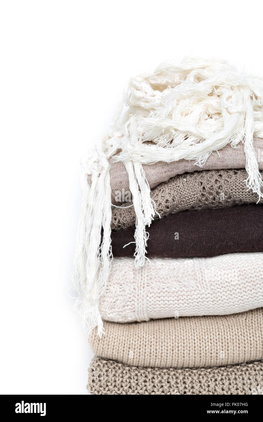Pila di marrone a maglia di lana maglioni isolati su sfondo bianco Foto Stock