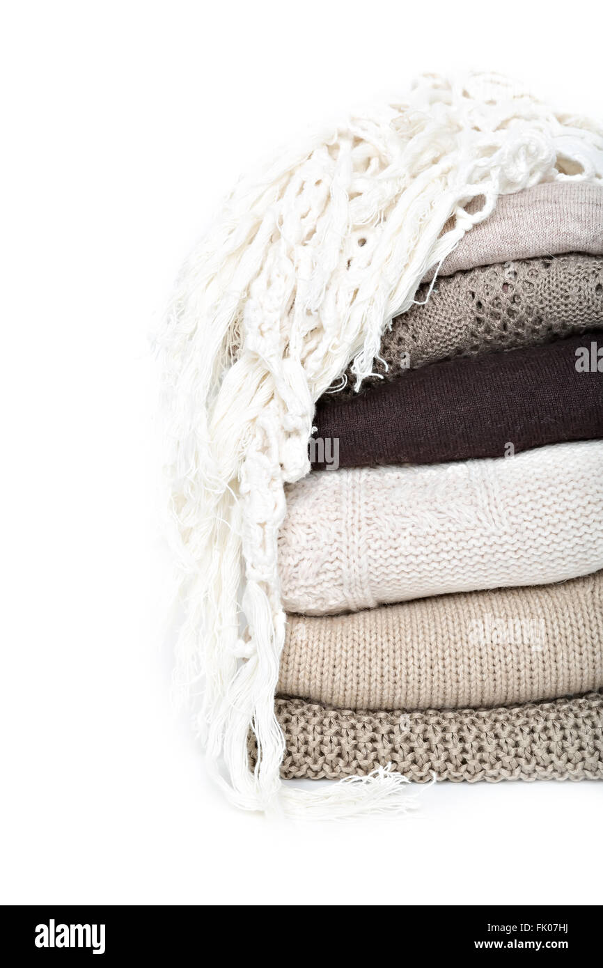 Pila di marrone a maglia di lana maglioni isolati su sfondo bianco Foto Stock