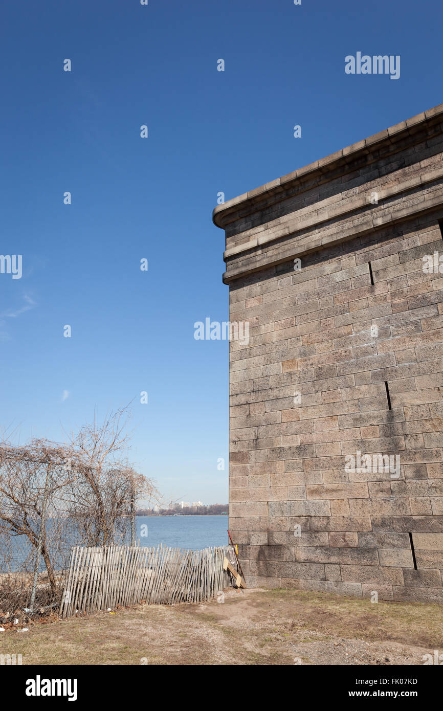 Una porzione della batteria erbaccia è visto a Fort Hancock su Staten Island. Foto Stock