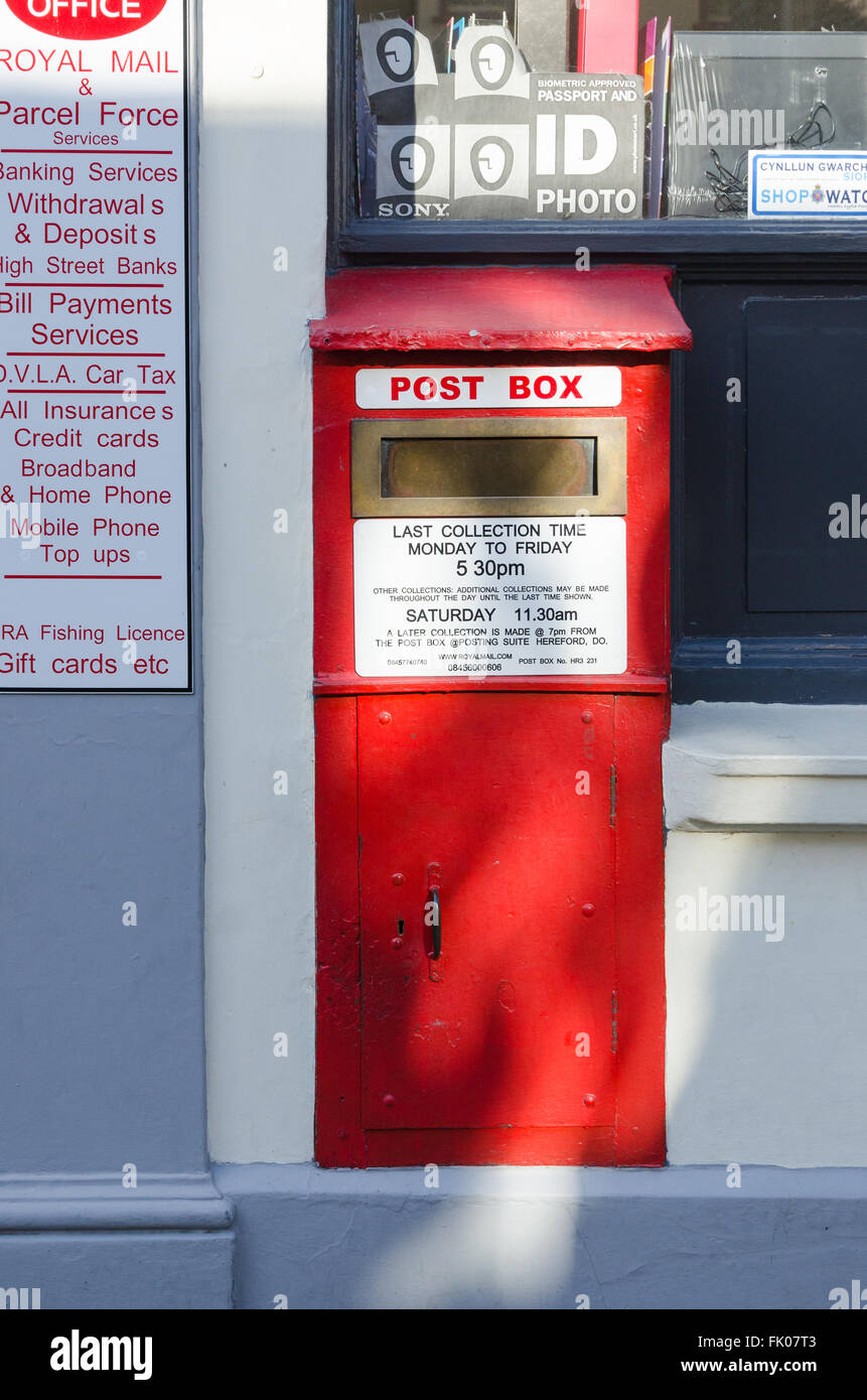 Vecchio montato a parete postbox in Hay-on-Wye Foto Stock