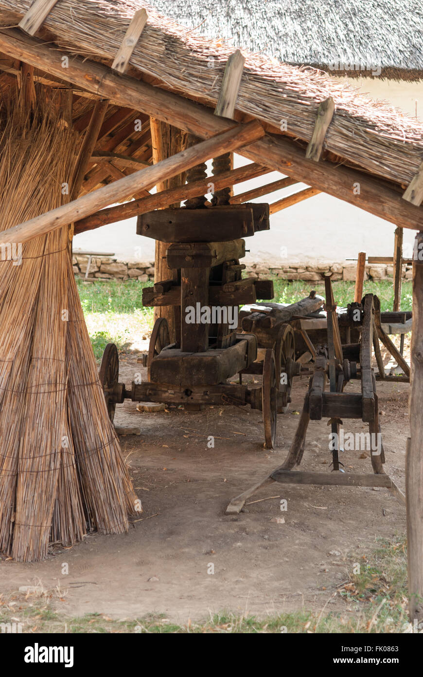 Vecchio aratro in legno coperto di storage. Dimitrie gusti nazionali museo del villaggio. Bucarest. Romania - Settembre 2015. Foto Stock