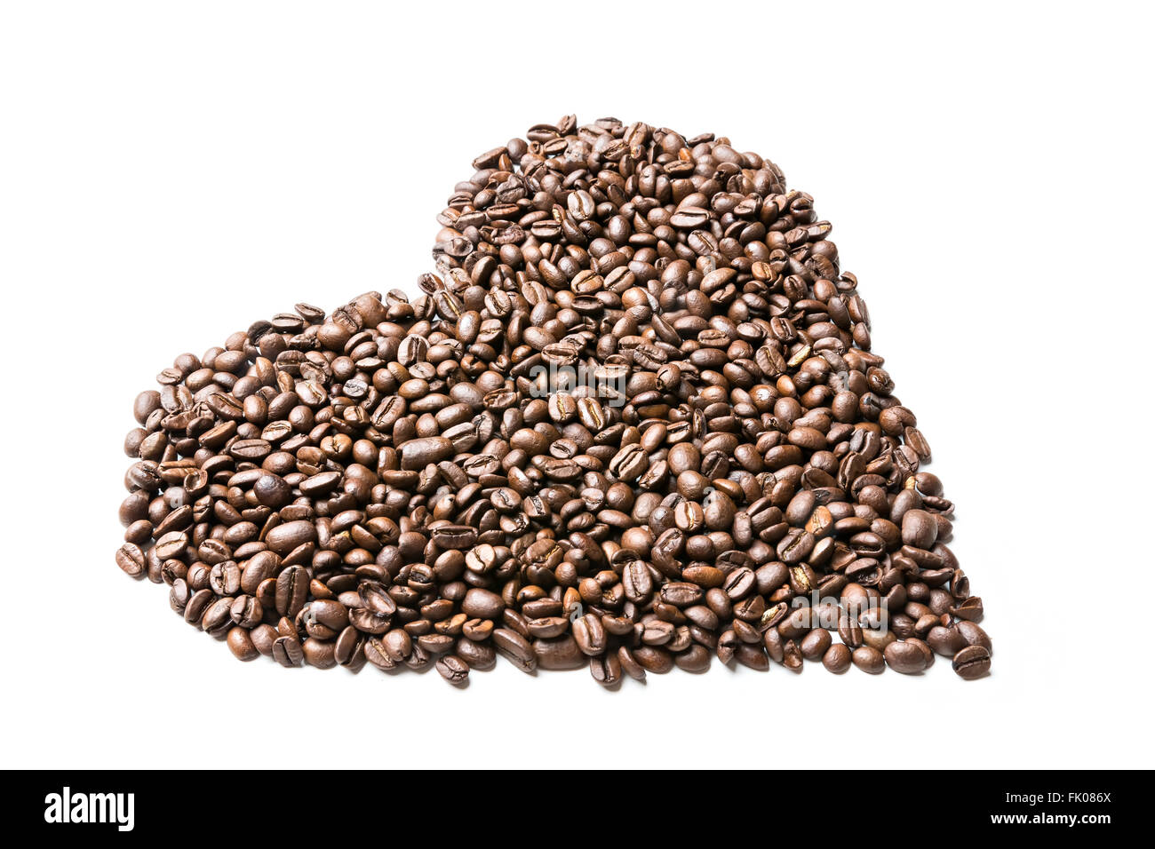 I chicchi di caffè isolato su sfondo bianco, forma di cuore Foto Stock