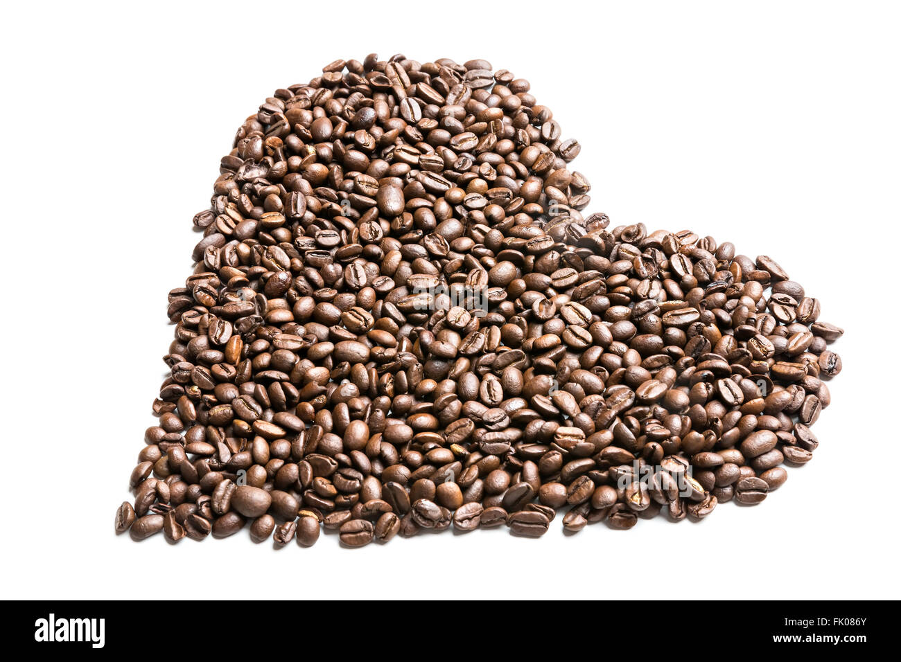 I chicchi di caffè isolato su sfondo bianco, forma di cuore Foto Stock