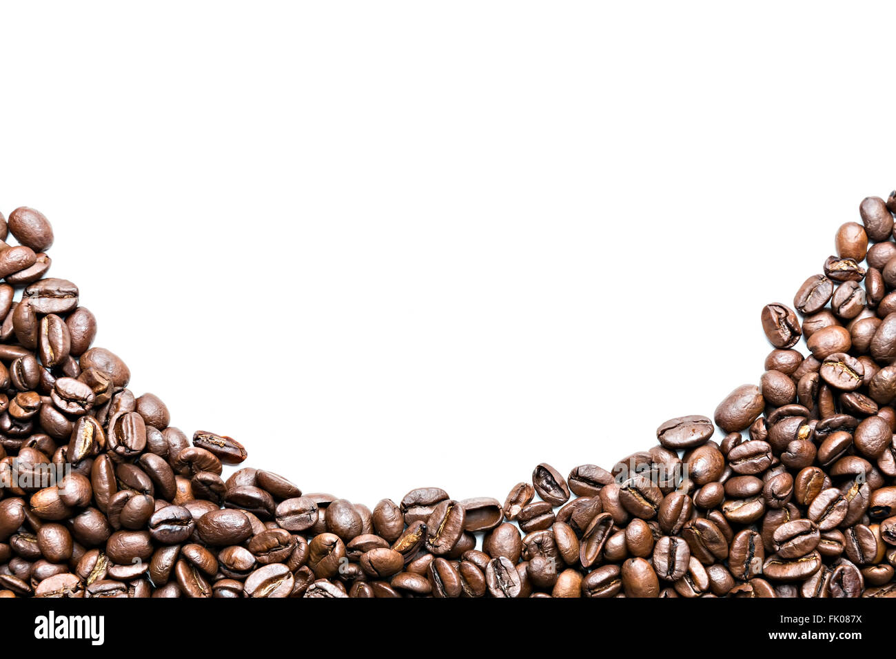 I chicchi di caffè in forma rotonda isolati su sfondo bianco Foto Stock