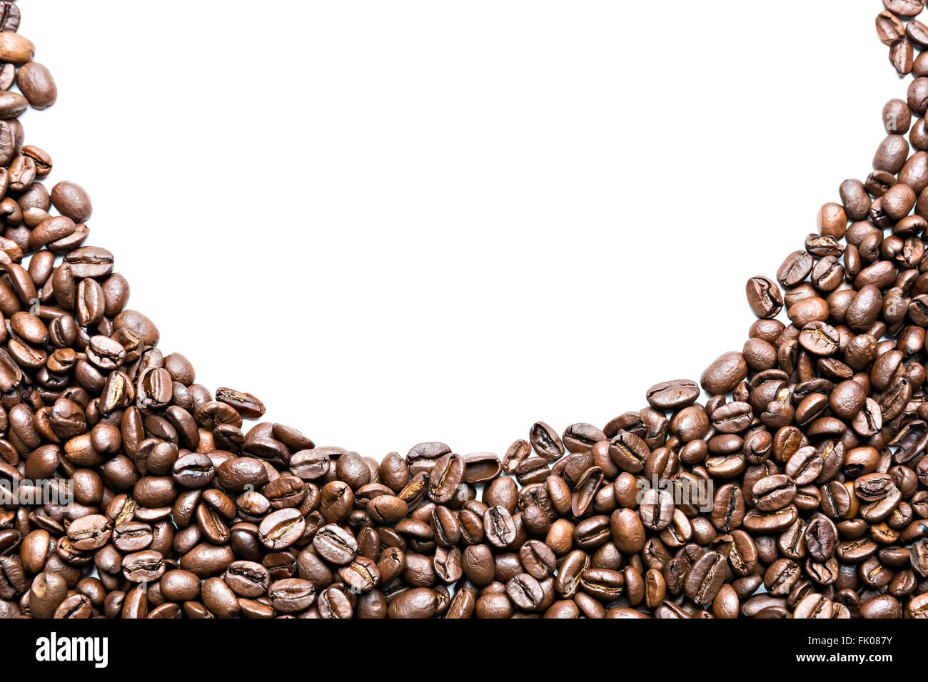 I chicchi di caffè in forma rotonda isolati su sfondo bianco Foto Stock