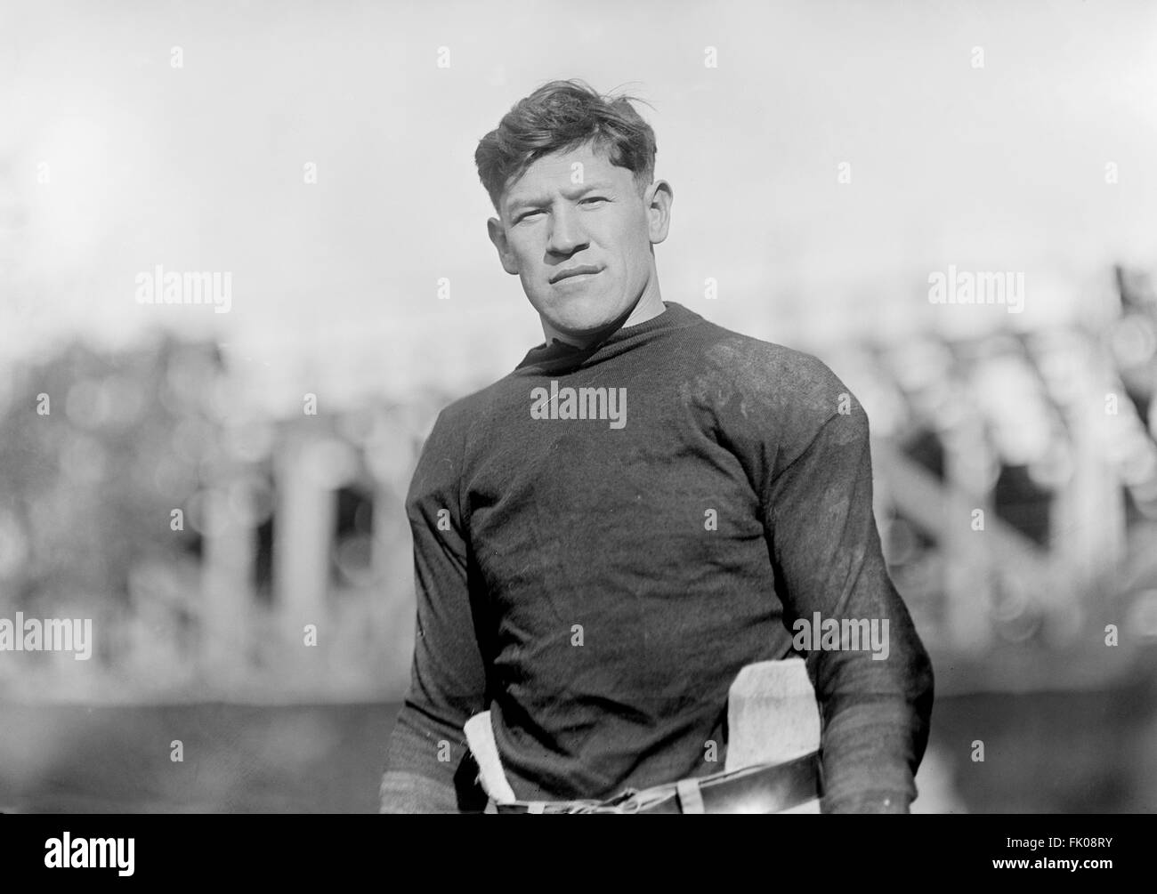 Jim Thorpe (1887-1953), American Athlete and Olympic Gold Medalist, ritratto a metà lunghezza in divisa American Football, Harris & Ewing, 1910 Foto Stock