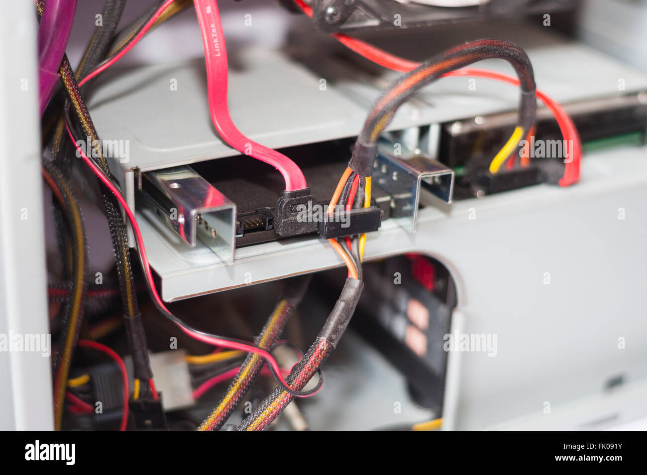 Londra, Regno Unito. Vista interna del computer collegato il disco rigido. Foto Stock