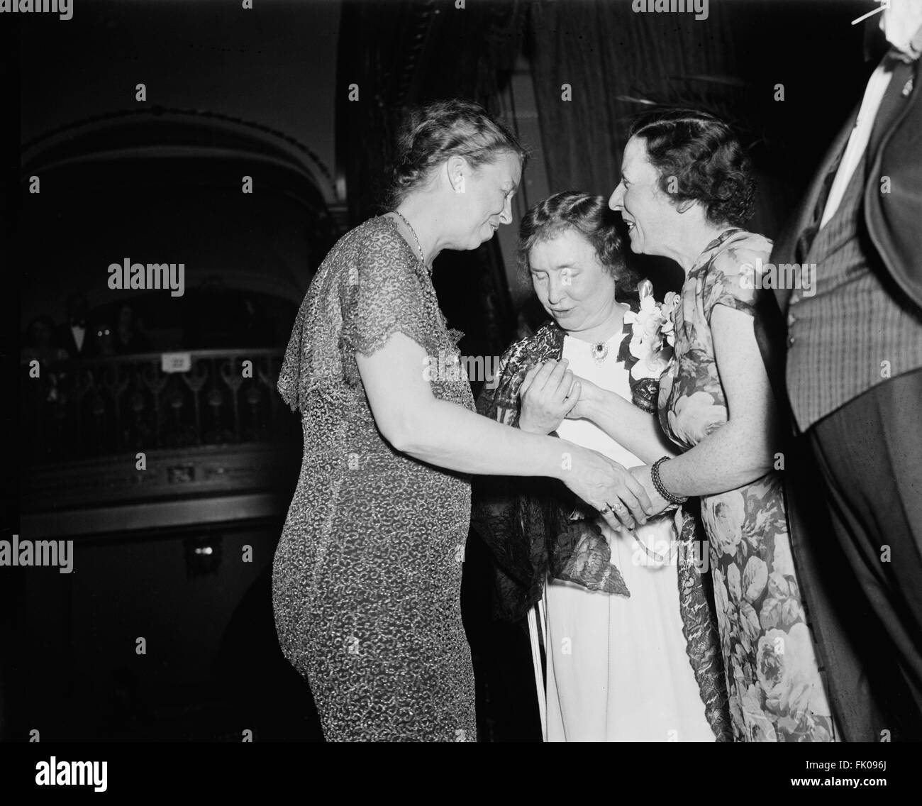 STATI UNITI First Lady Eleanor Roosevelt con Helen Keller, USA, Harris & Ewing, 1936 Foto Stock