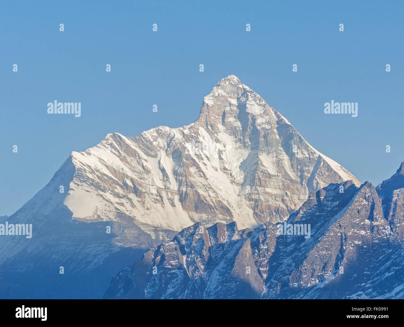 "Montagna del Nanda Devi' picco contro il profondo blu del cielo Foto Stock