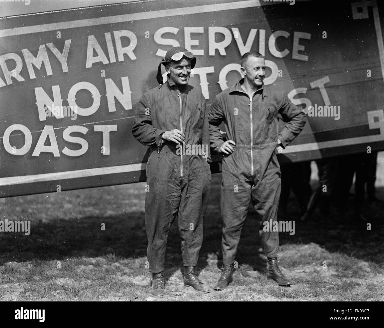 Tenenti Oakley George Kelly e John Macready dopo il primo non-stop, costa a costa di volo, USA, maggio 1923.jpg Foto Stock