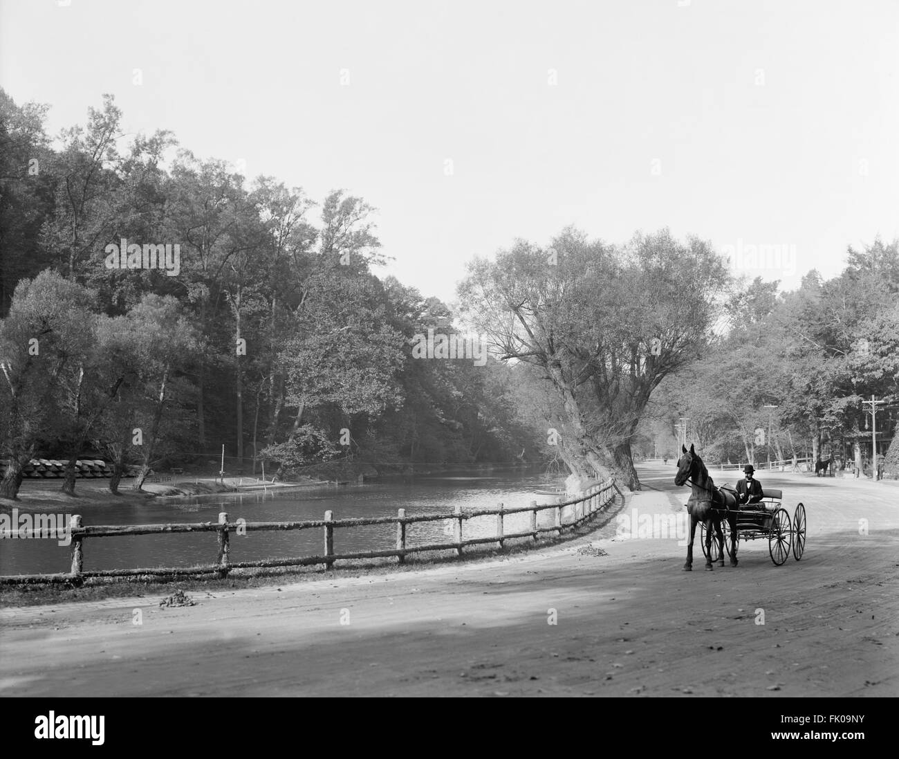 Cavallo e buggy lungo Wissahickon Creek e Drive, Fairmount Park, Philadelphia, Pennsylvania, USA, circa 1908 Foto Stock