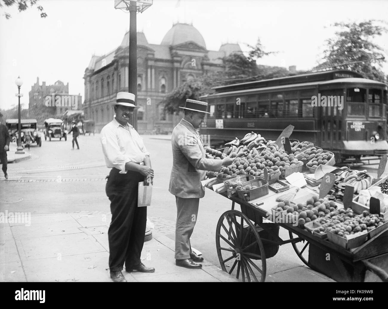 Street Vendor vende frutta, Washington DC, USA, Harris & Ewing, 1921 Foto Stock