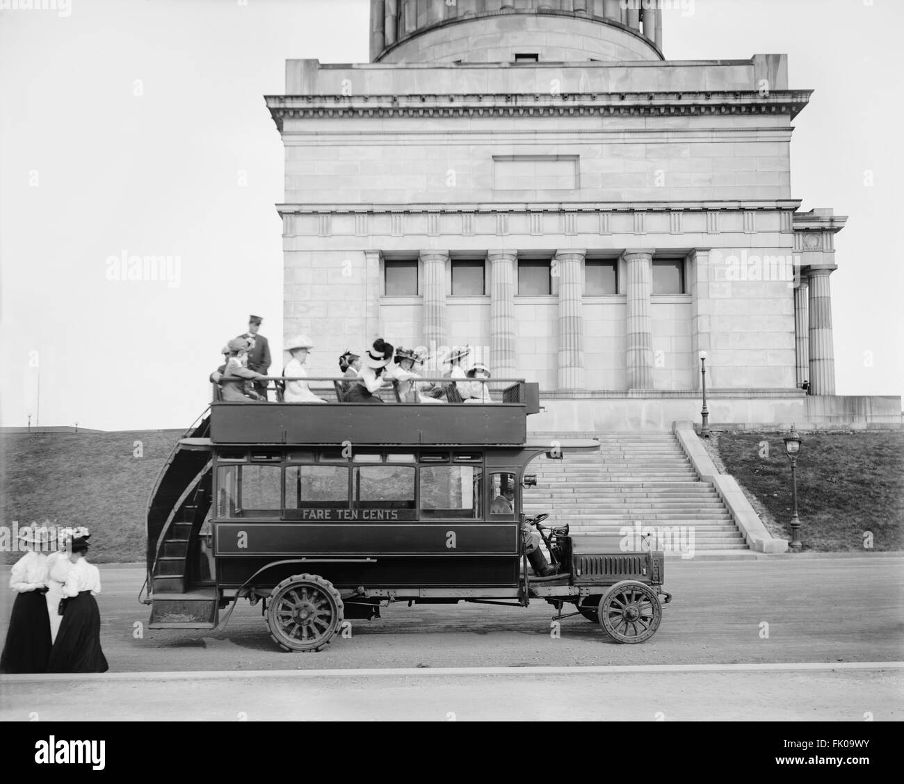 Tour in autobus presso gli ex Stati Uniti Presidente Ulysses S. Grant's Tomb, Riverside, Drive, New York City, New York, USA, Detroit Publishing Company, 1910 Foto Stock