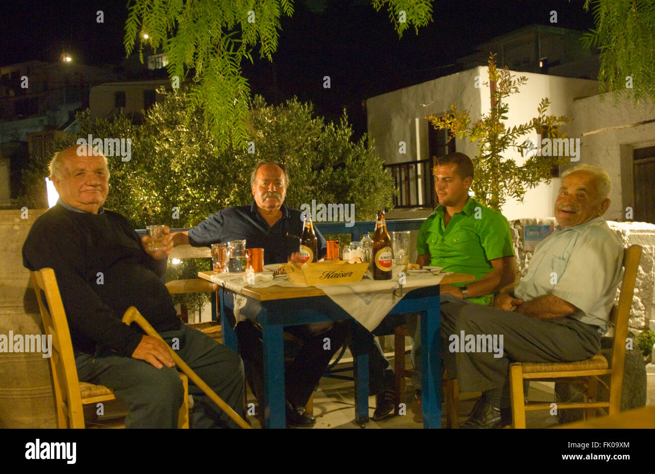 Griechenland, Kreta, Makrigialos, Bergdorf Pefki, in der Taverne Piperia treffen sich auch die Männer aus dem Dorf Foto Stock