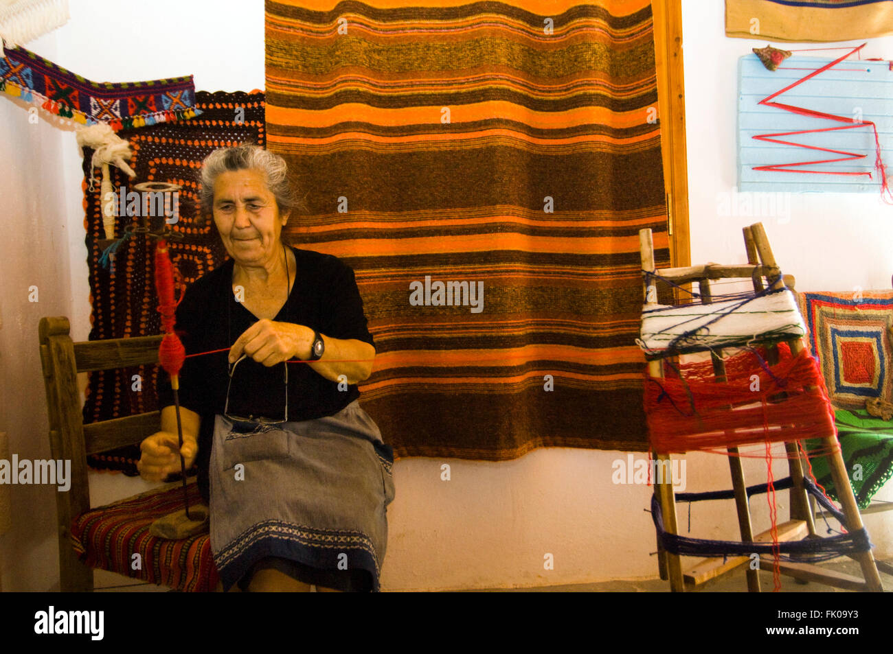 Griechenland, Kreta, Makrigialos, Das kleine Volkskundemuseum im Bergdorf Pefki, Frau beim Spinnen. Foto Stock