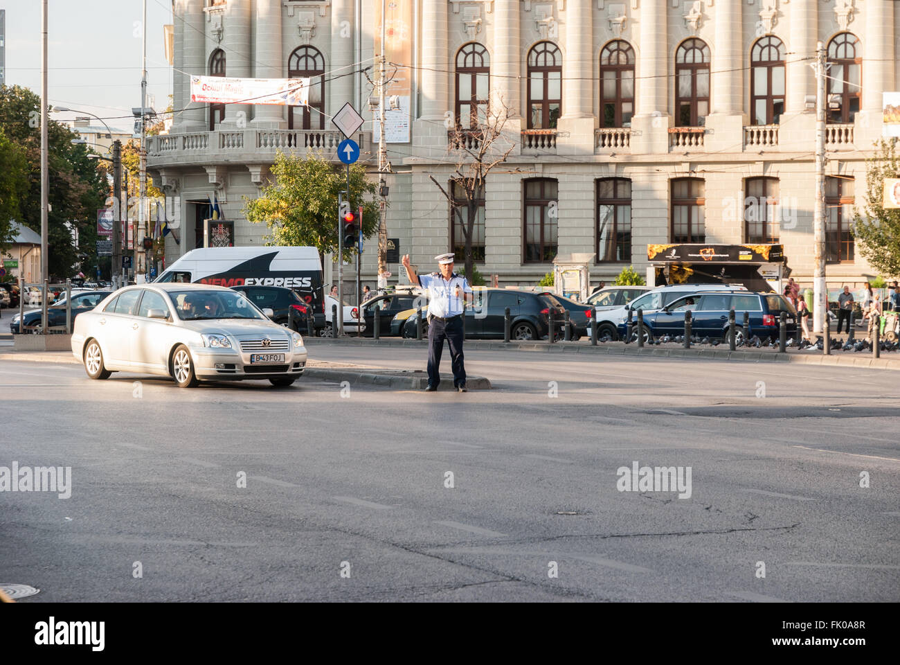 Il poliziotto di traffico dirigere automobili su una delle principali arterie del centro cittadino. Bucarest, Romania - Settembre 2015. Foto Stock