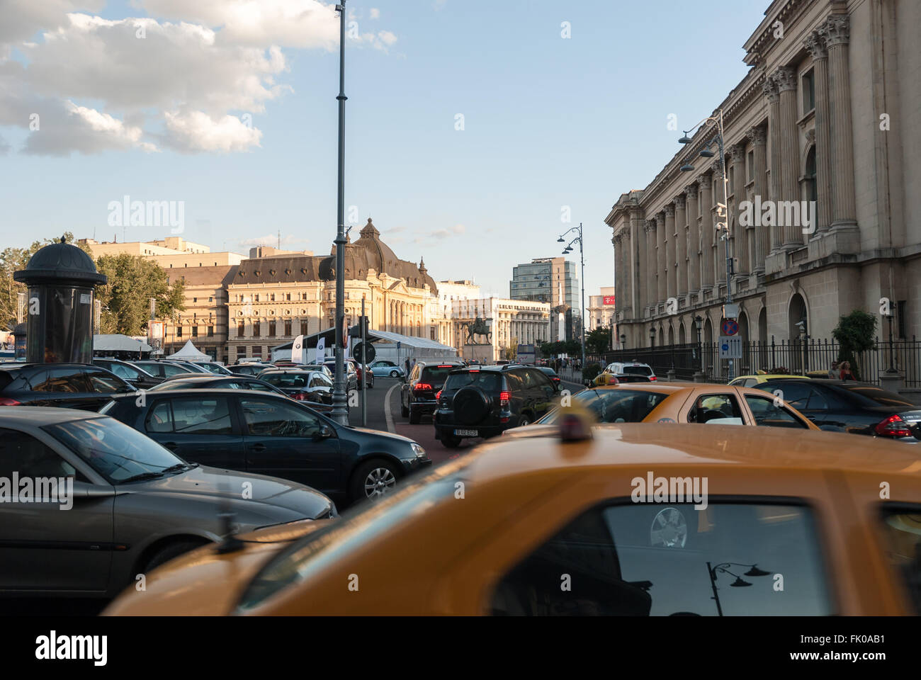 Ora di punta sul Viale della Vittoria (Calea Victoriei) downtown della città di Bucarest. Romania - Settembre, 2015. Foto Stock