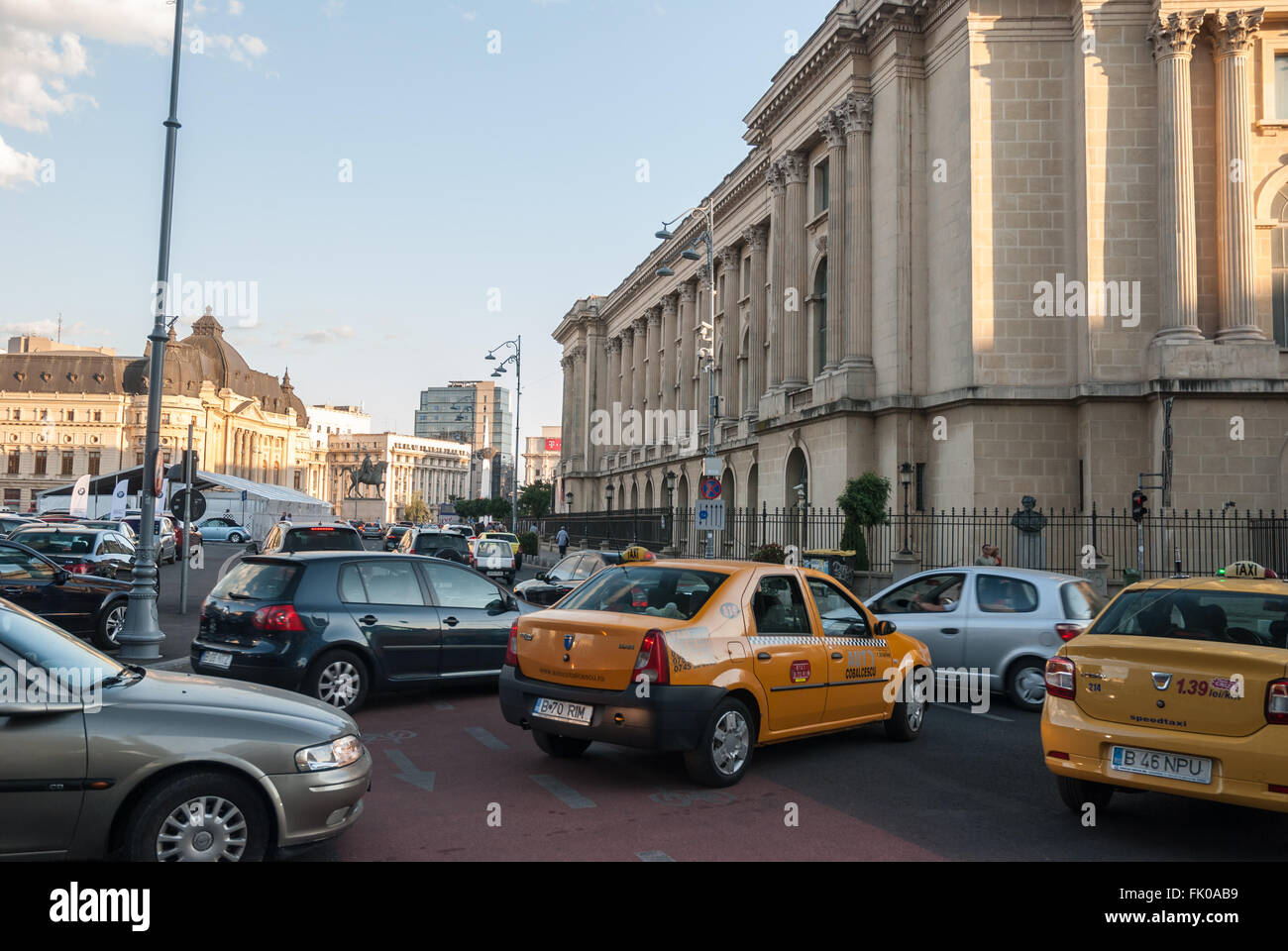 Ora di punta sul Viale della Vittoria (Calea Victoriei) downtown della città di Bucarest. Romania - Settembre, 2015. Foto Stock
