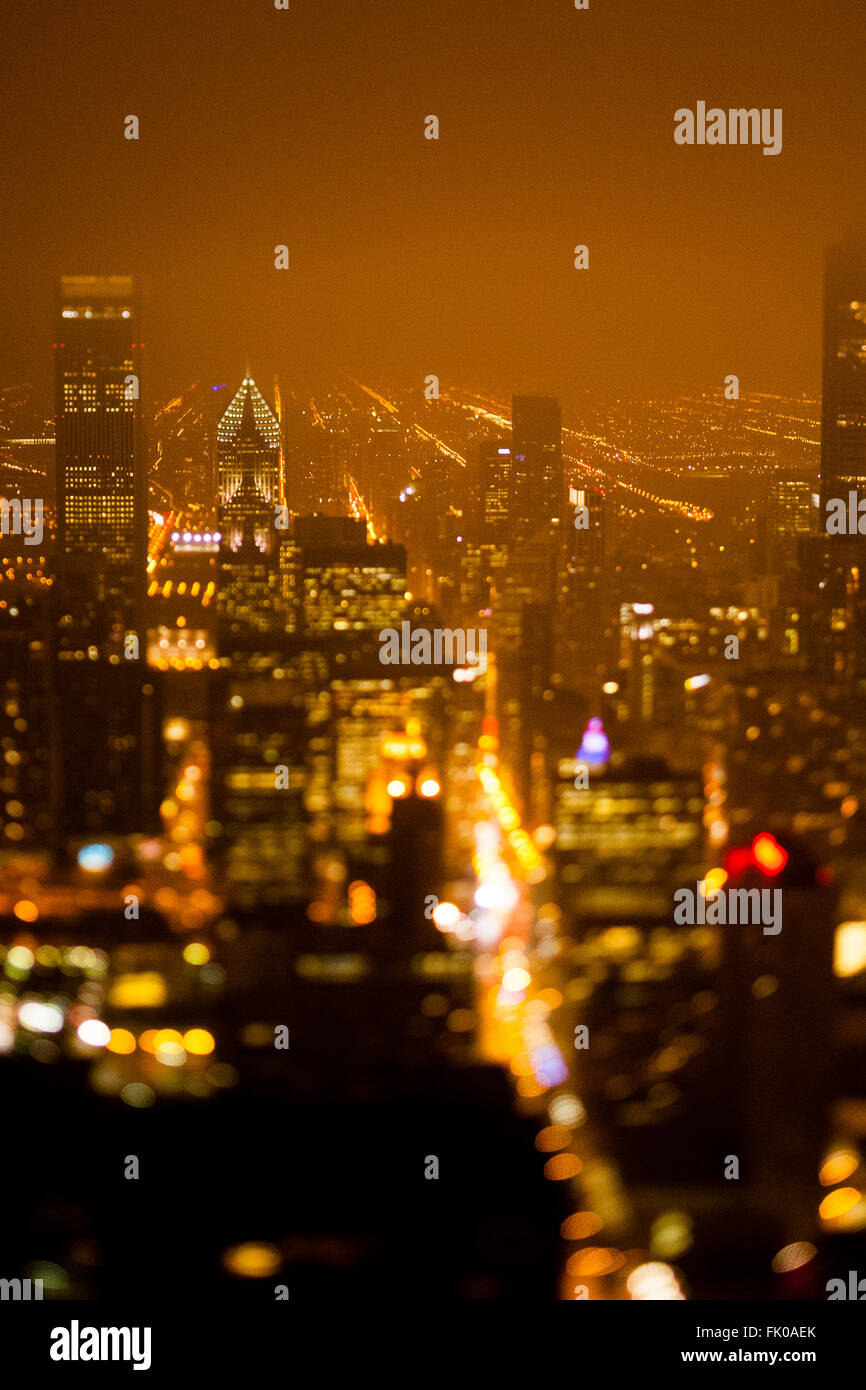 Chicago, Illinois, Stati Uniti d'America. Il Chicago skyline visto dall'aria di notte. Foto Stock