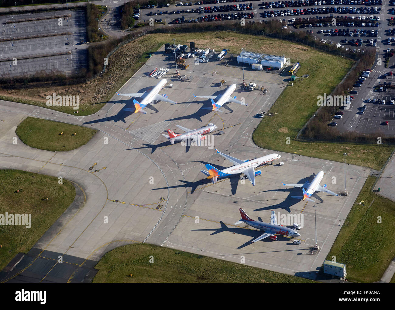 Aeromobili parcheggiati all'aeroporto di Leeds Bradford, nello Yorkshire, nell'Inghilterra del Nord Regno Unito Foto Stock