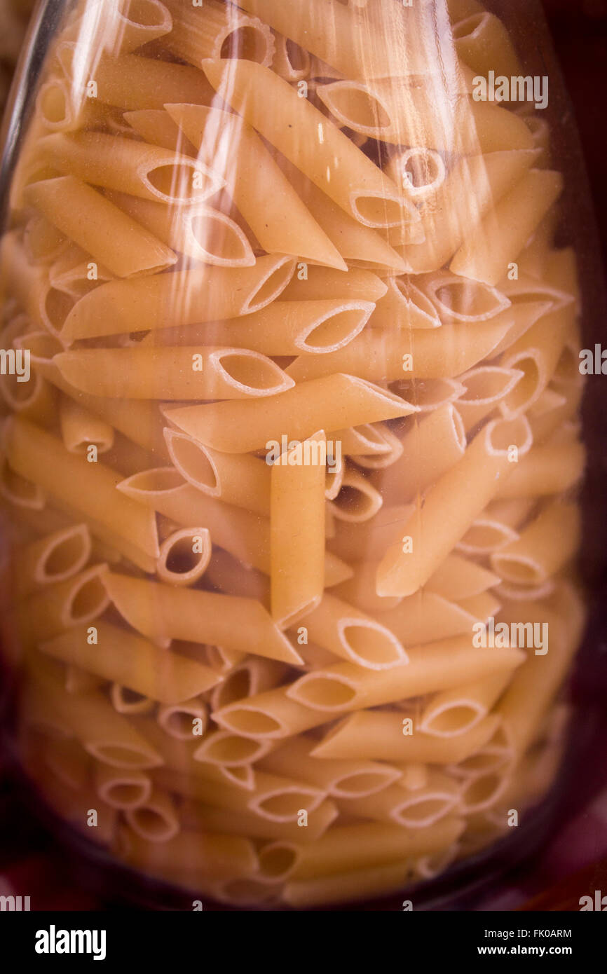 Materie maccheroni in un vasetto di vetro Foto Stock
