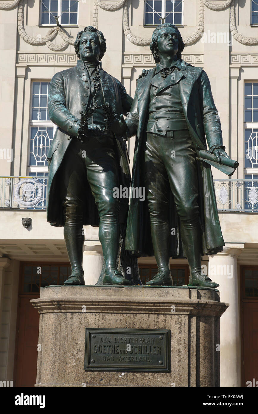 Statua di Goethe e Schiller nella parte anteriore del German National Theatre, Germania, Weimar Foto Stock