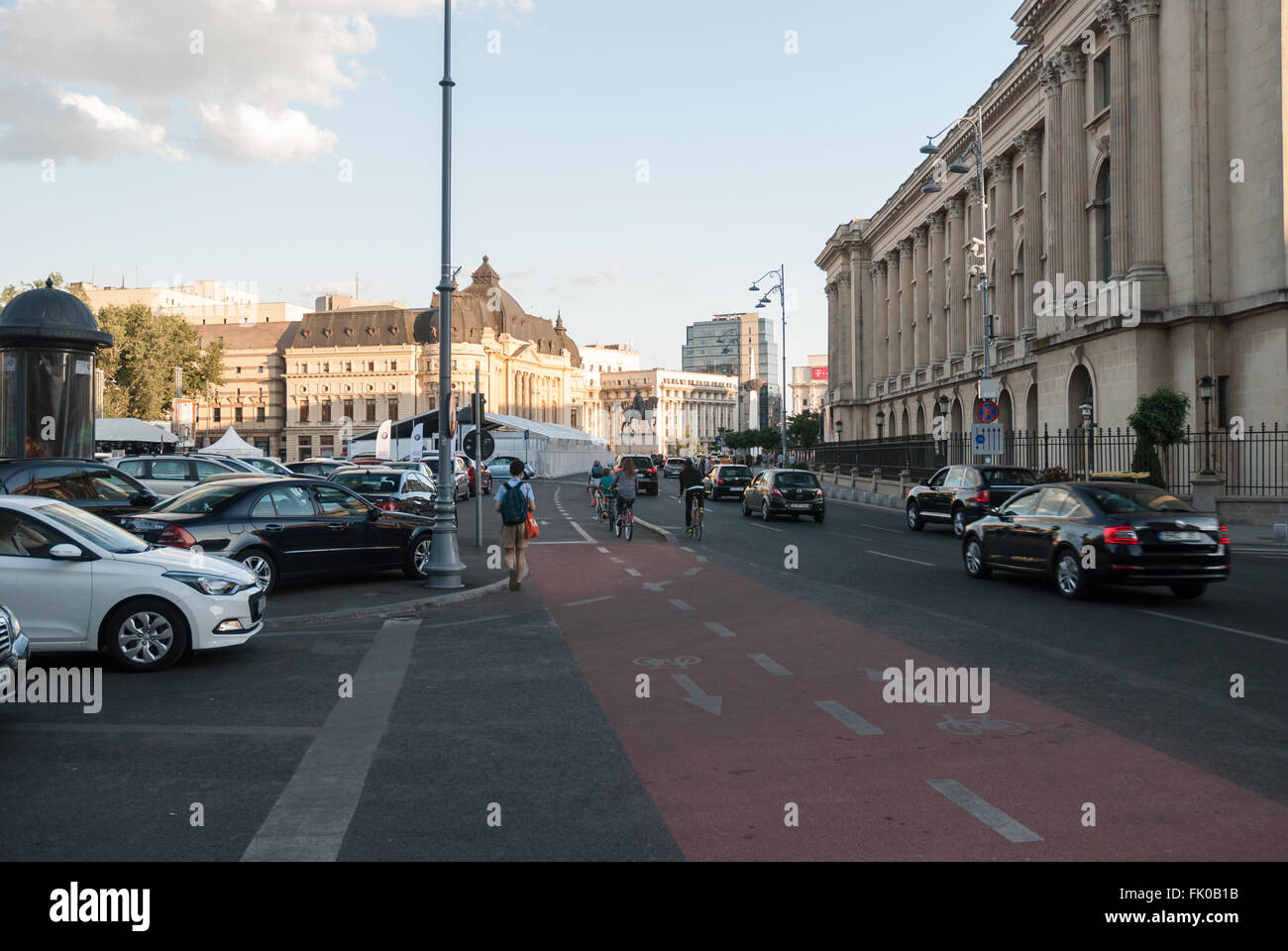Ora di punta sul Viale della Vittoria (Calea Victoriei) downtown della città di Bucarest. Romania - Settembre, 2015. Foto Stock