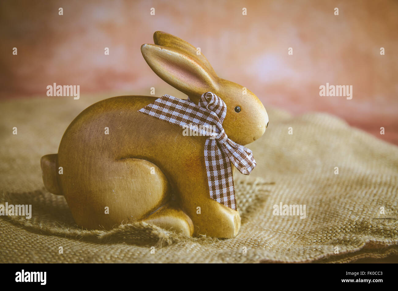 Brown coniglietto di pasqua decorazione contro il marrone scuro dello sfondo Foto Stock
