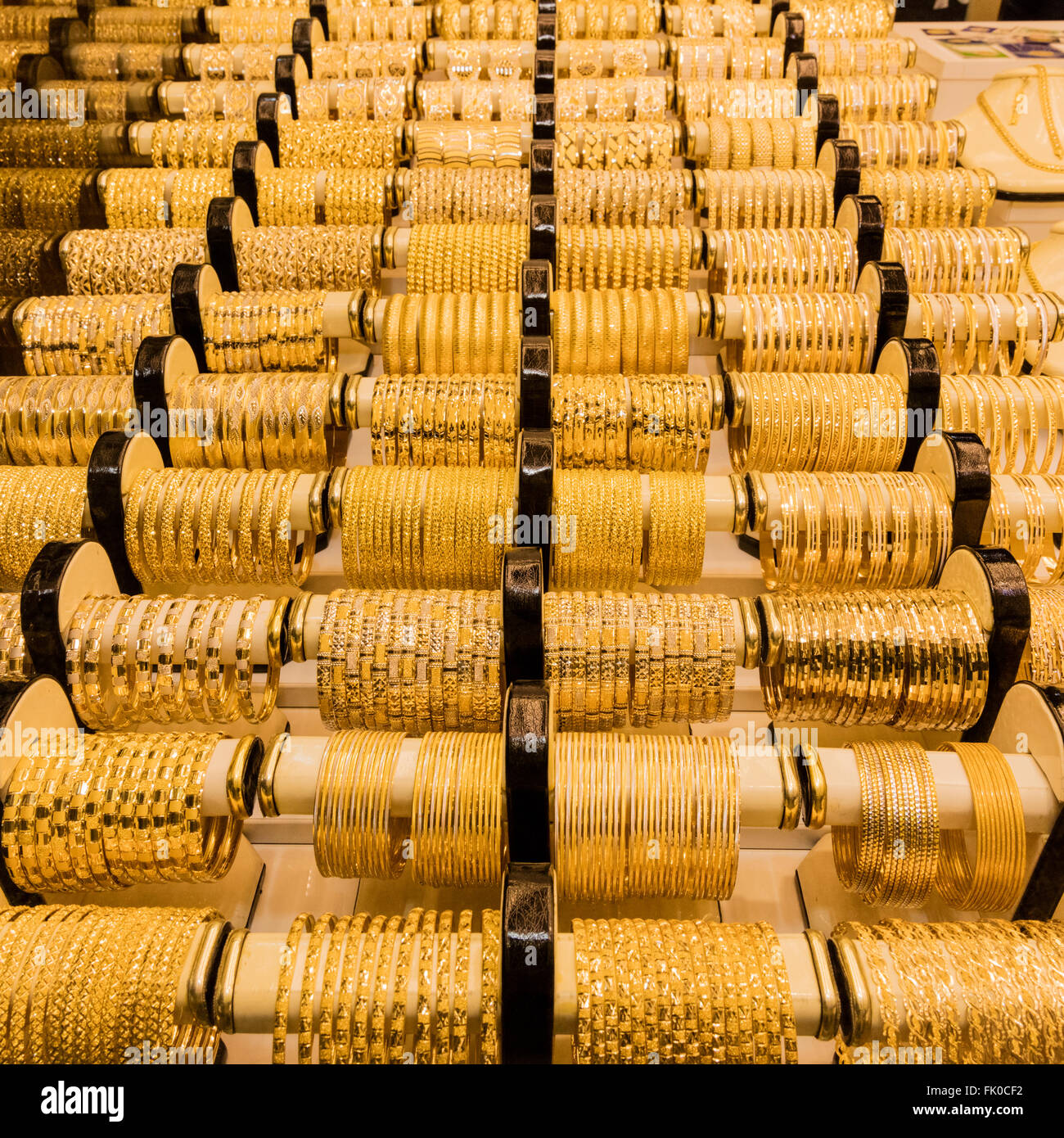 Righe di bracciali in oro in vendita in una gioielleria nel bazaar a Kermanshan, Iran Foto Stock