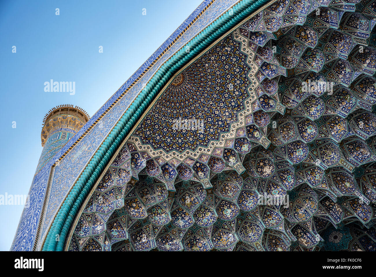 Minareto e piastrelle a mosaico pishtek coperto di Masjed-e l Imam (Imam moschea) vicino Imam Square, Isfahan, Iran Foto Stock