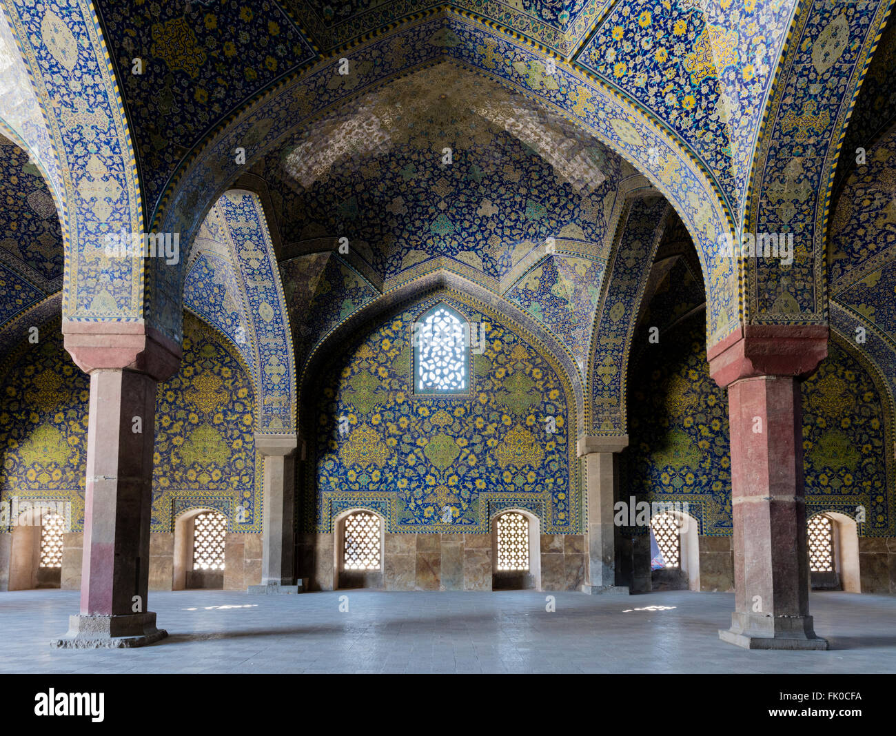 Rivestito di piastrelle decorate archi della Masjed-e l Imam (Imam moschea) vicino Imam Square, Isfahan, Iran Foto Stock