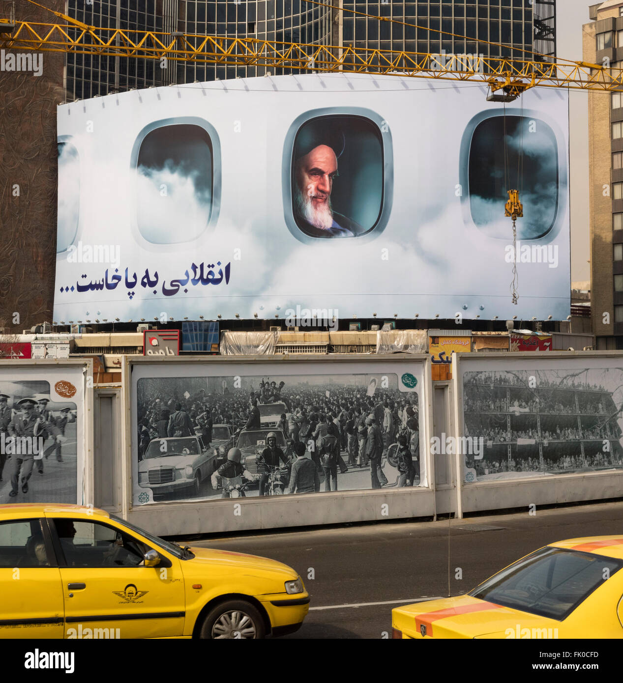 Rappresentato seduto in aereo tornando a lui per l'Iran, l'Ayatollah Khomeini guarda giù sul traffico in Piazza Valiasr, Teheran Iran Foto Stock