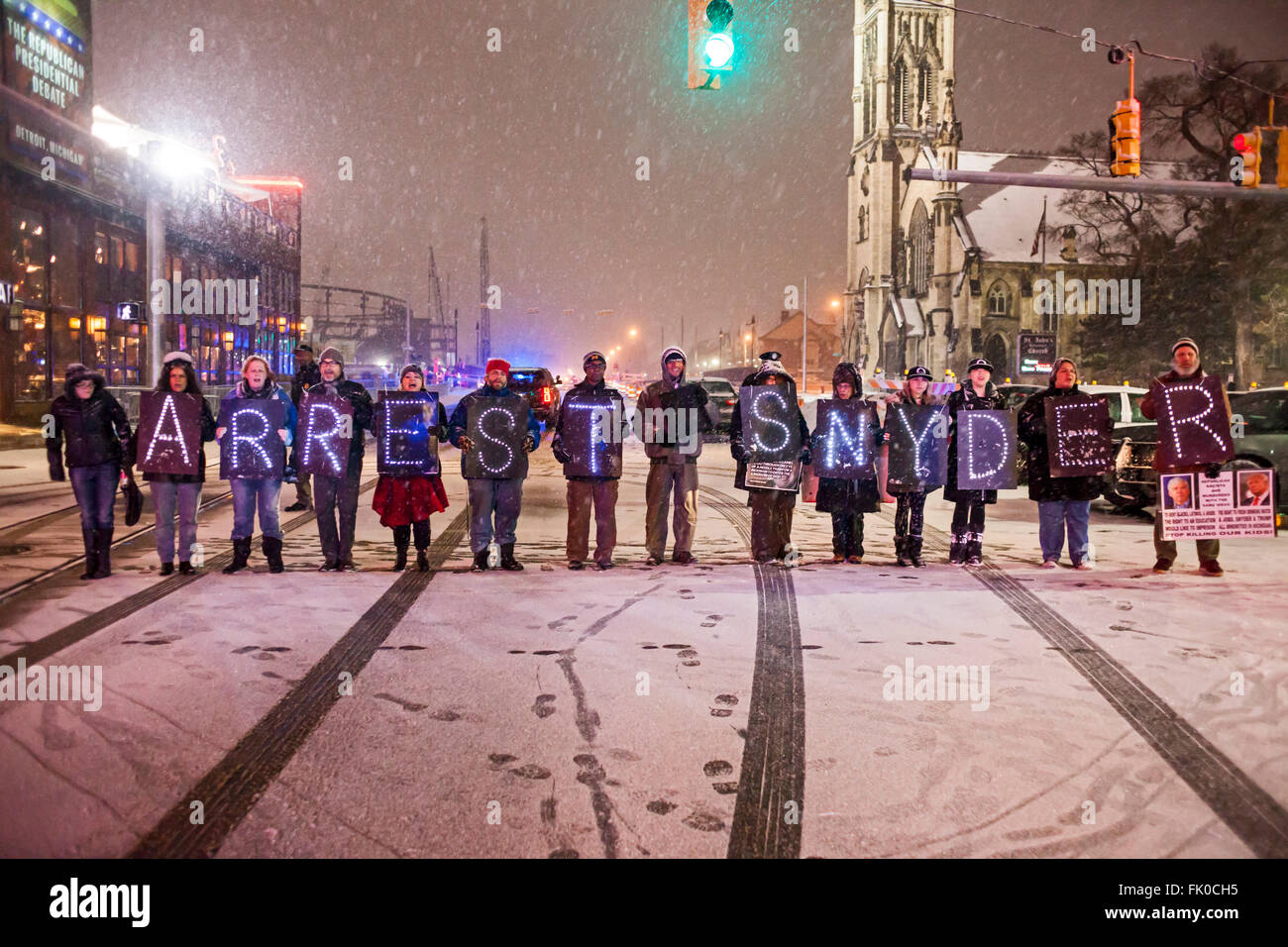Detroit, Michigan - 3 Marzo 2016 - Manodopera e attivisti della comunità chiamata per l'arresto del Michigan governatore Rick Snyder a causa della contaminazione di acqua crisi in selce. Hanno aderito al di fuori del repubblicano candidati presidenziali' dibattito presso il Fox Theatre. Credito: Jim West/Alamy Live News Foto Stock