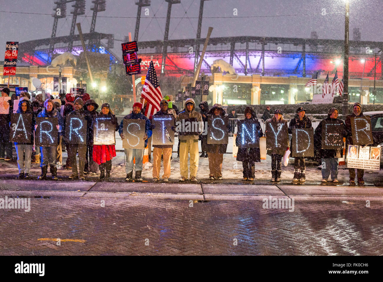 Detroit, Michigan - 3 Marzo 2016 - Manodopera e attivisti della comunità chiamata per l'arresto del Michigan governatore Rick Snyder a causa della contaminazione di acqua crisi in selce. Hanno aderito al di fuori del repubblicano candidati presidenziali' dibattito presso il Fox Theatre. Credito: Jim West/Alamy Live News Foto Stock
