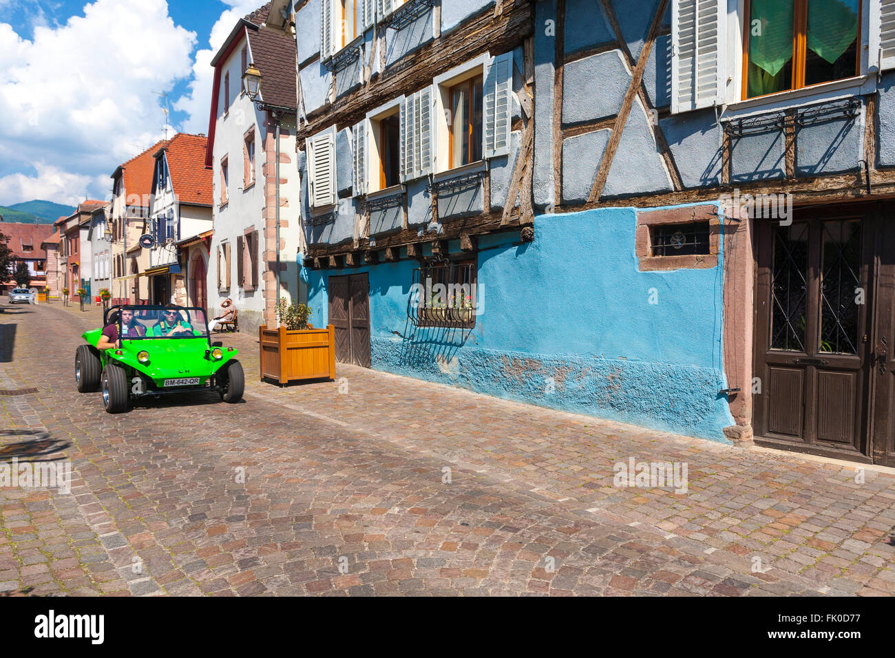 La Guida Turistica di un auto lungo il percorso dell'Alsazia Bergheim Haut-Rhin Francia Foto Stock