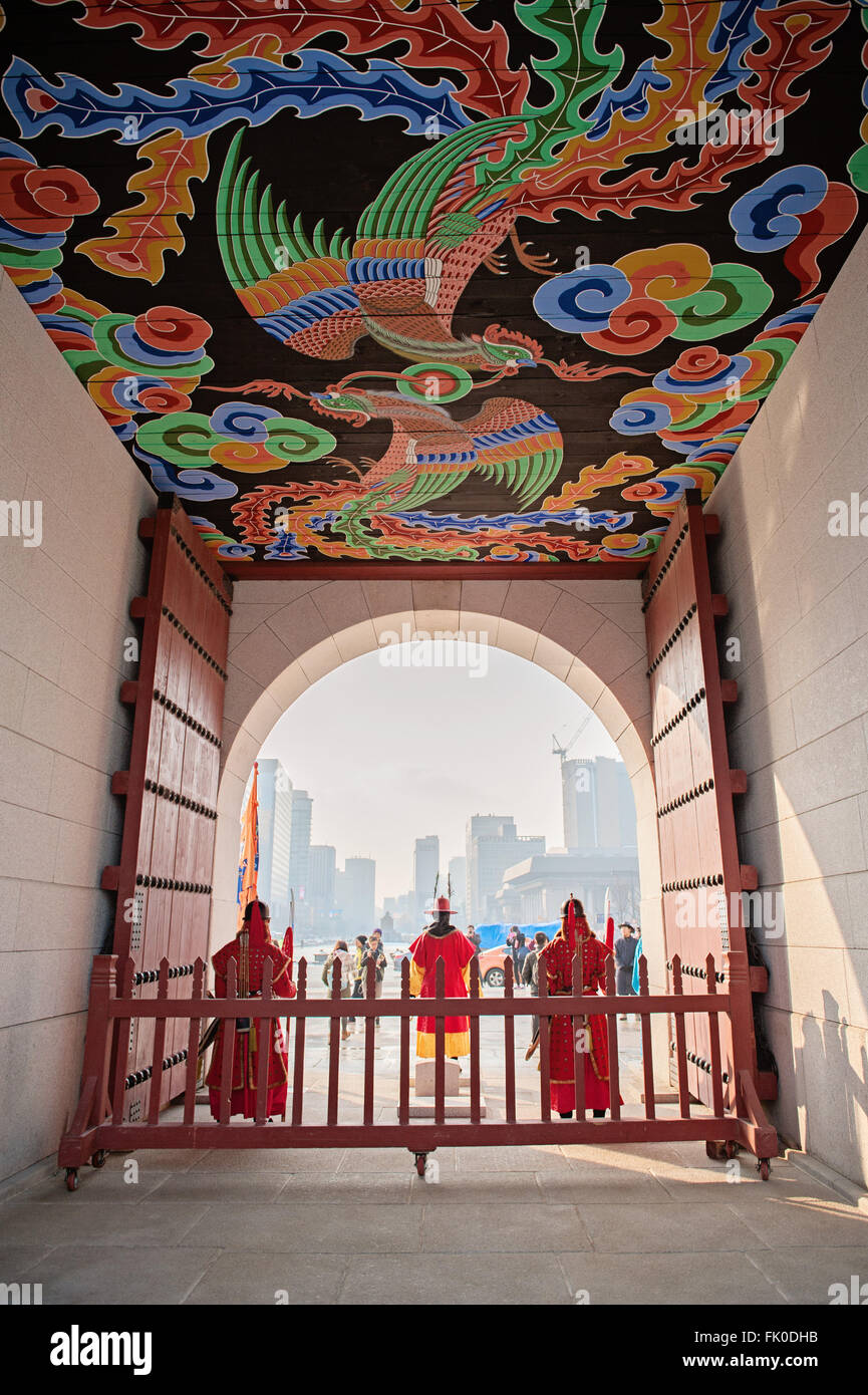 Guardando a Gwanghwamun Square da Gyeongbokgung Palace a Seoul, Corea del Sud Foto Stock Guardando a Gwanghwamun Square da Gyeongbokgung Palace a Seoul, Corea del Sud Foto Stock