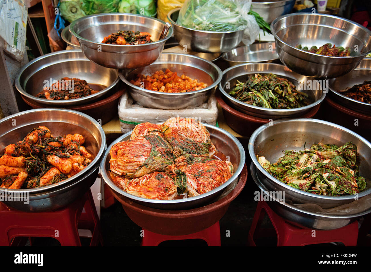 Cisterne di Kimchi al mercato Gwangjang in Seoul/Corea Foto Stock