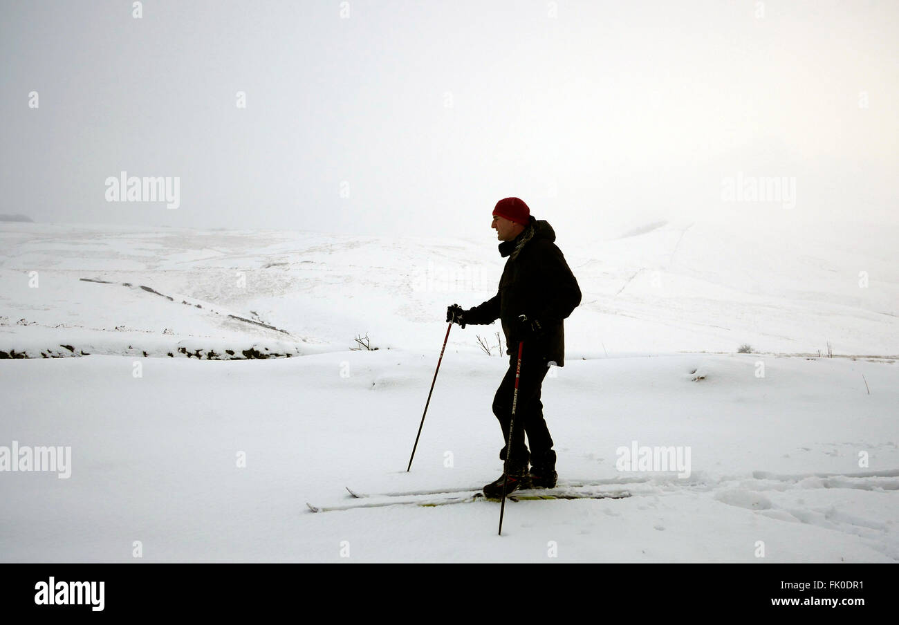 Derbyshire, Regno Unito. 04 Mar, 2016. Le tempeste di neve nel Derbyshire oggi significava che l'avventura fotografo Doug Blane era in grado di fare un po' di Nordic XC sci al di sopra del Goyt Valley, Buxton Derbyshire 2016 Parco Nazionale di Peak District Foto Stock